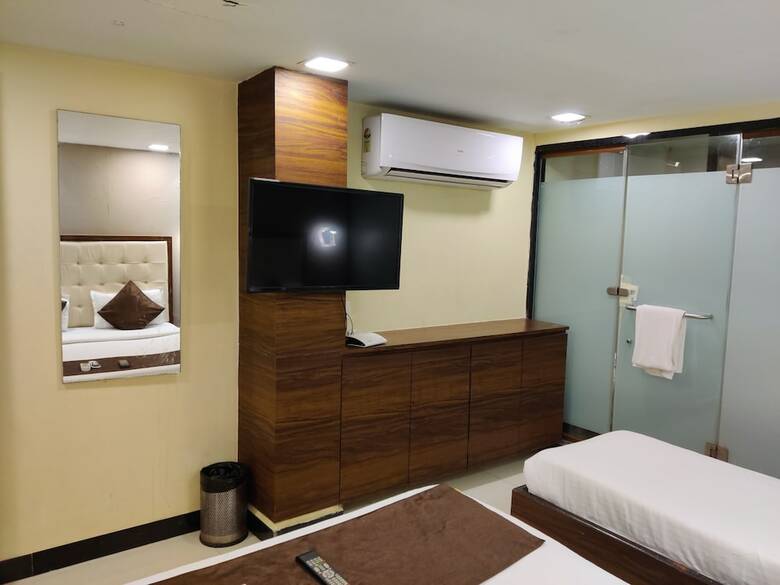 Hotel Garden Creek Residency