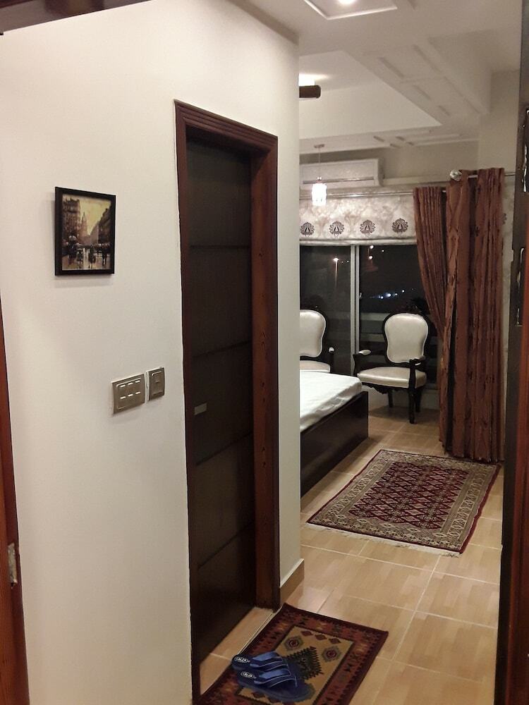Hotel Luxes Inn