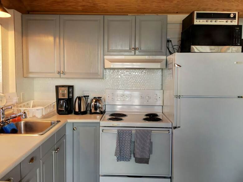 The Beach House Texada - Oceanfront Cabin