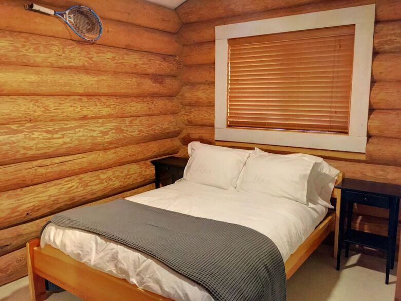 The Beach House Texada - Oceanfront Cabin