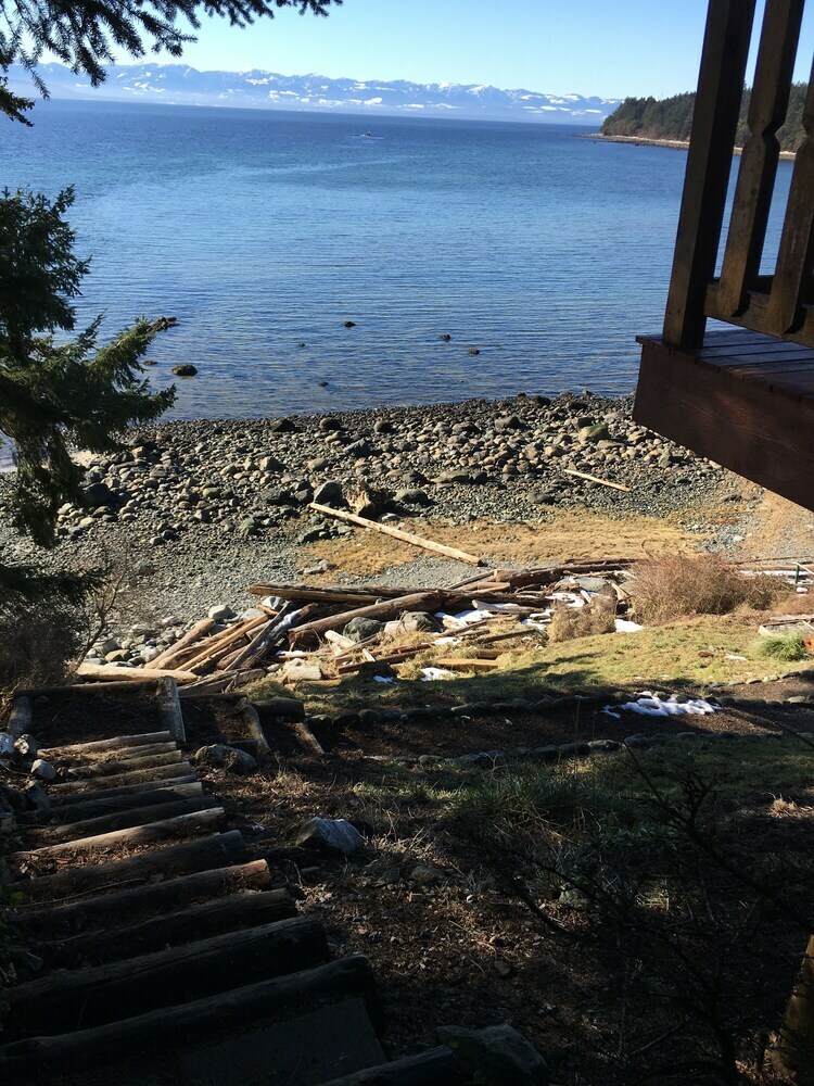 The Beach House Texada - Oceanfront Cabin