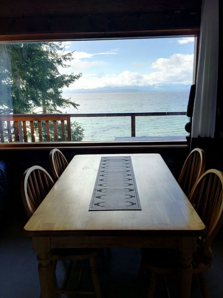 The Beach House Texada - Oceanfront Cabin