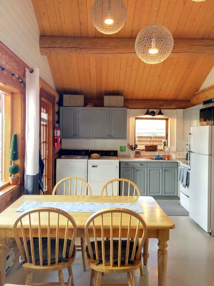 The Beach House Texada - Oceanfront Cabin