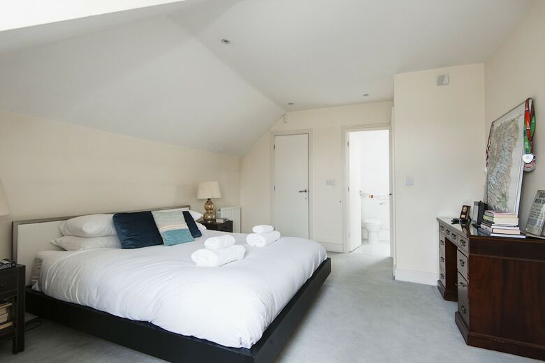 Lovely Putney Home By The Thames