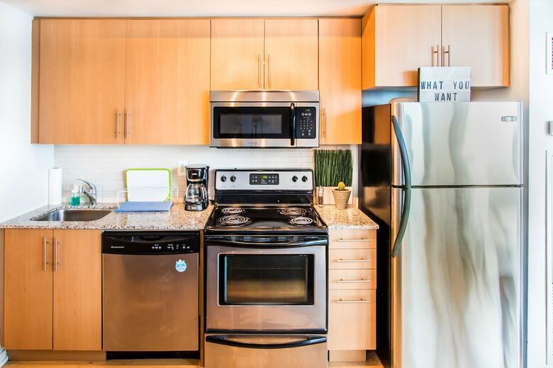 Micasa Suites - Stylish Condo In Maple Leaf Square