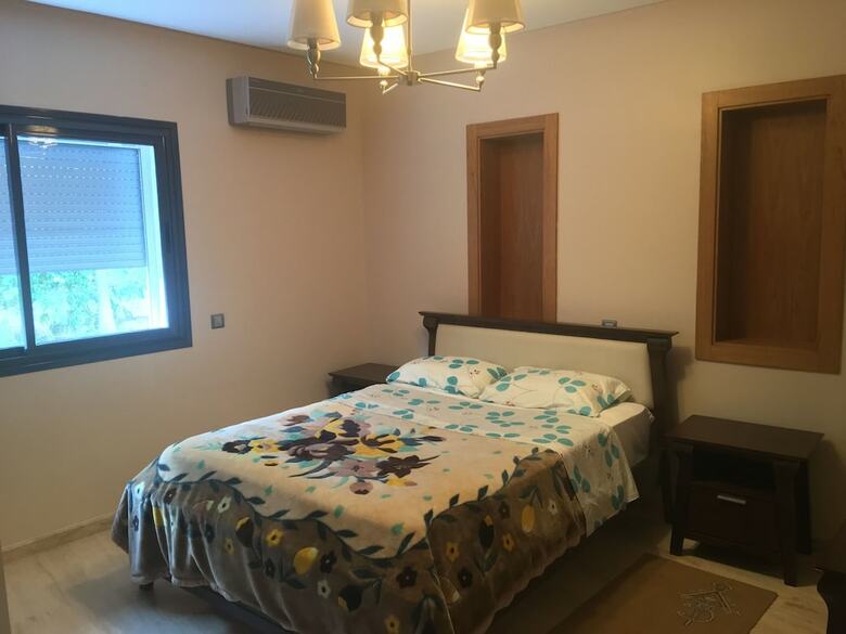 Luxurious 5 Bedrooms Villa Ref Hi51053