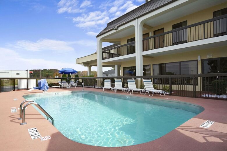 Hotel Super 8 By Wyndham Calhoun