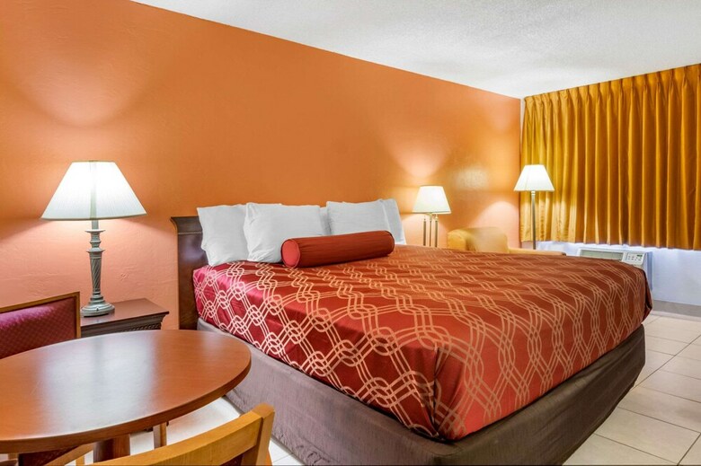 Hotel Econo Lodge North