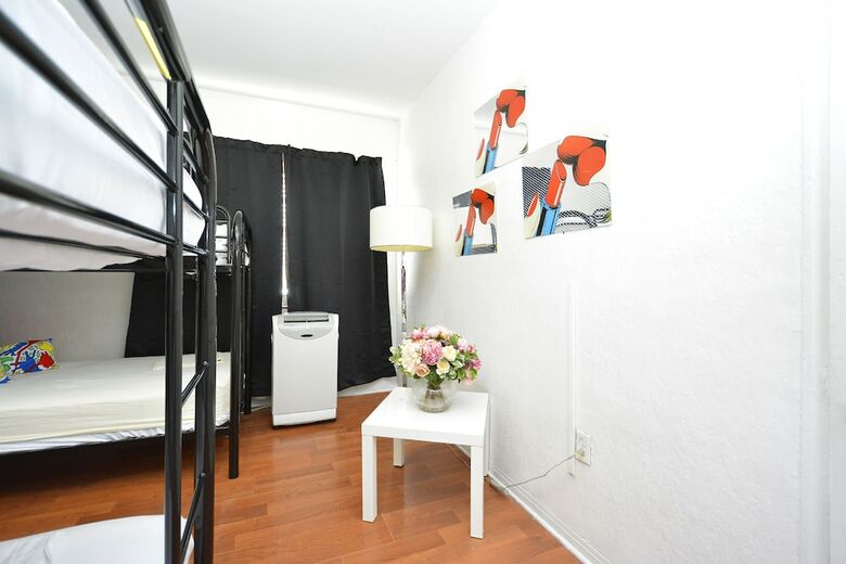 Hostal South Beach Rooms And Hostel