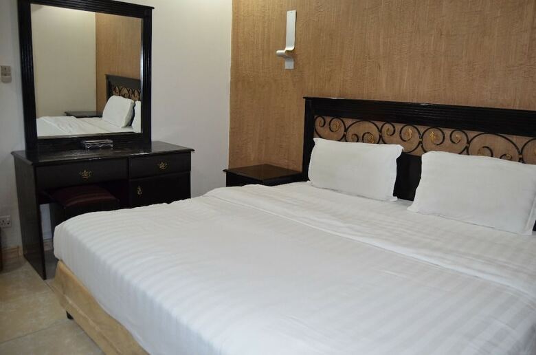 Aparthotel Danat Apartments (Singles Only)