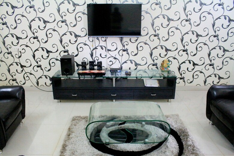 Modern Apartment With Terrace - Cm001