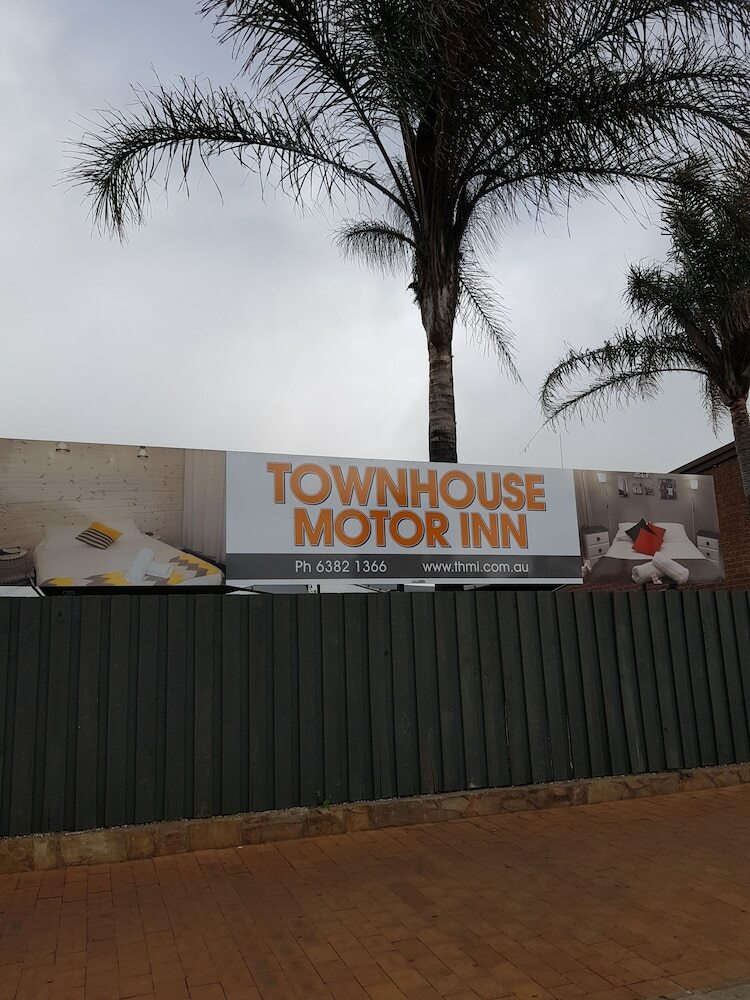 Town House Motor Inn