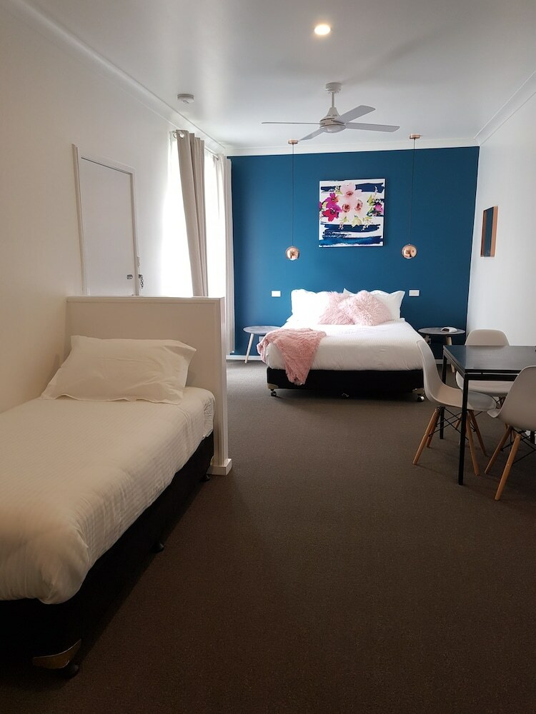 Town House Motor Inn