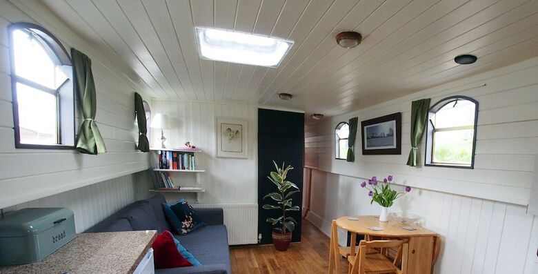Roisin Dubh Houseboat