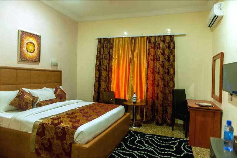 Hotel Sefcon Suites And Apartment