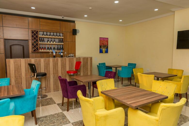 Hotel Sefcon Suites And Apartment