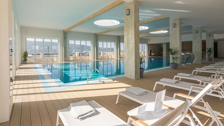 Lazure Hotel And Marina