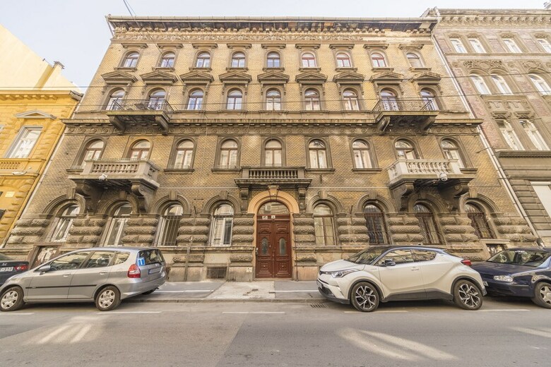 Chic Tarragon Apartments