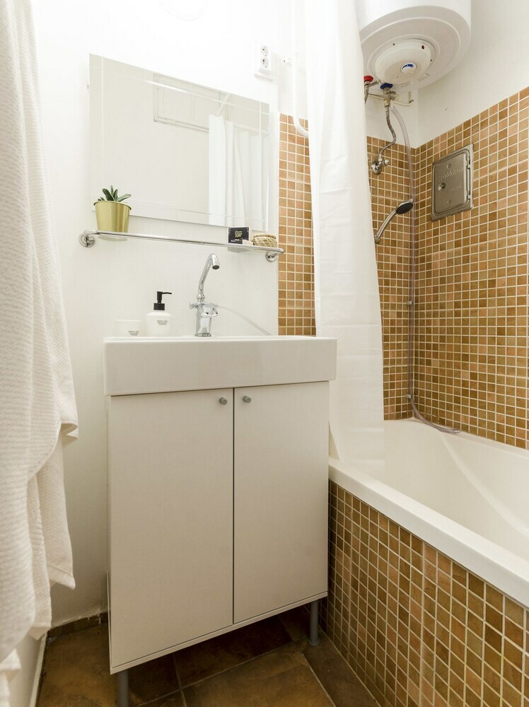 Chic Tarragon Apartments
