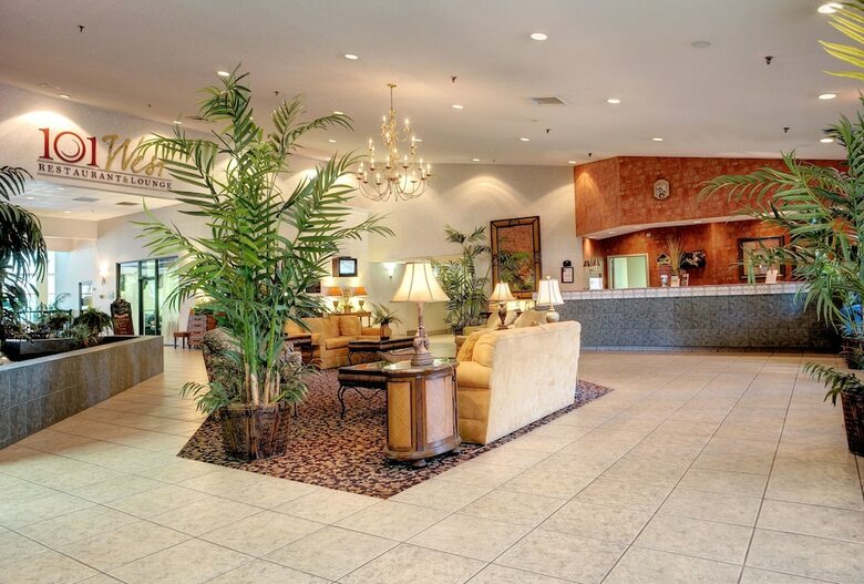 Hotel Riverwalk Inn & Suites
