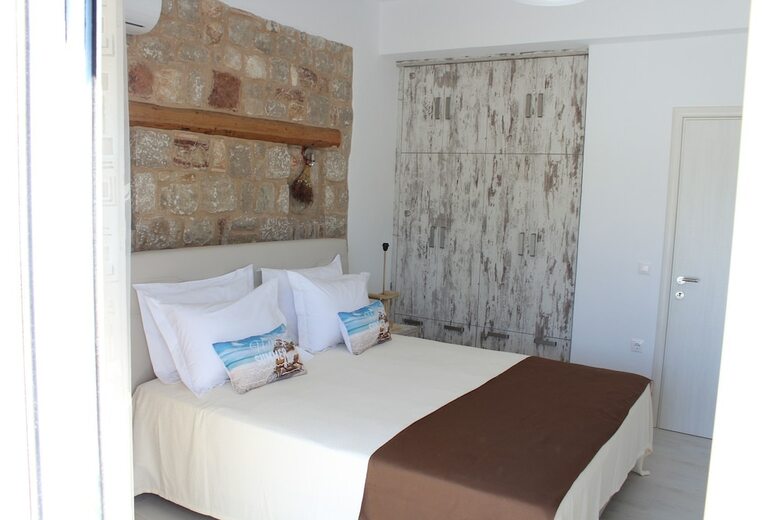 Haraki Stone Apartments