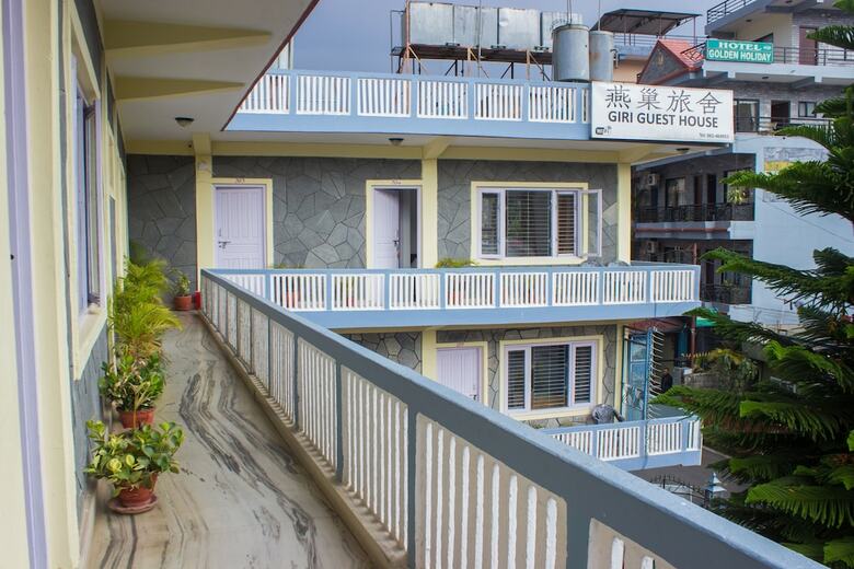 Hotel Giri Guest House