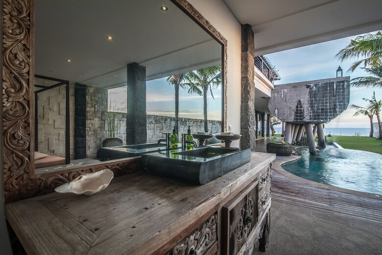 Absolute Cliff Front Pandawa Beach Villa