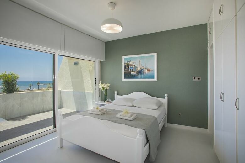Apartamentos Lordos Sunshore Beachfront Suite