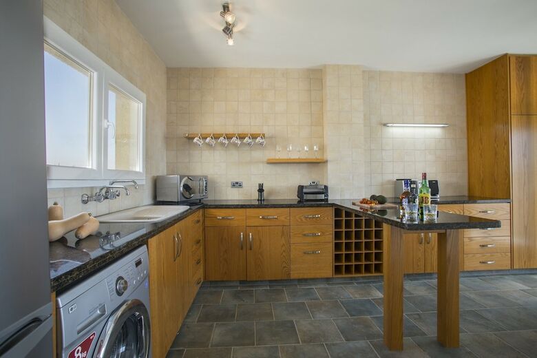 Apartamentos Lordos Sunshore Beachfront Suite