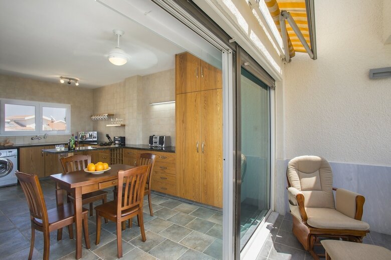 Apartamentos Lordos Sunshore Beachfront Suite