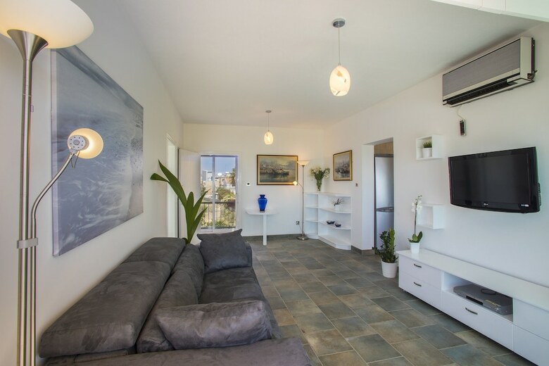 Apartamentos Lordos Sunshore Beachfront Suite
