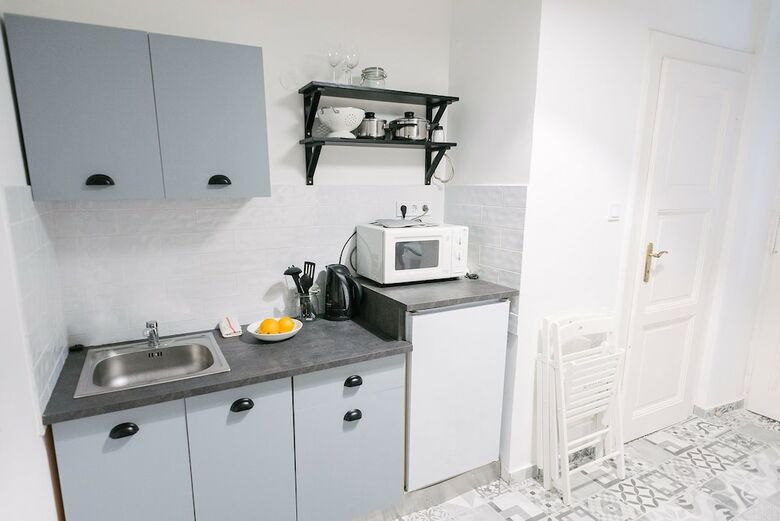 Dfive Apartments - Golden Hand