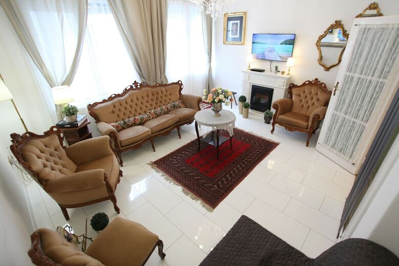 Dfive Apartments - Neo Baroque