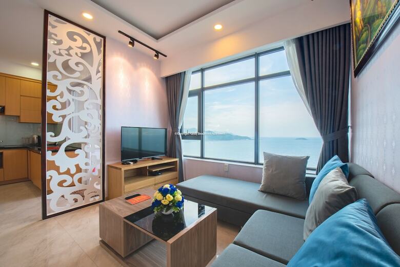 Handy Beachfront Apartment