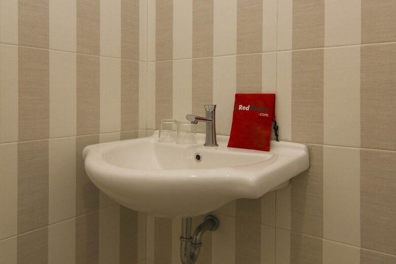 Hotel Reddoorz Near Universitas Diponegoro