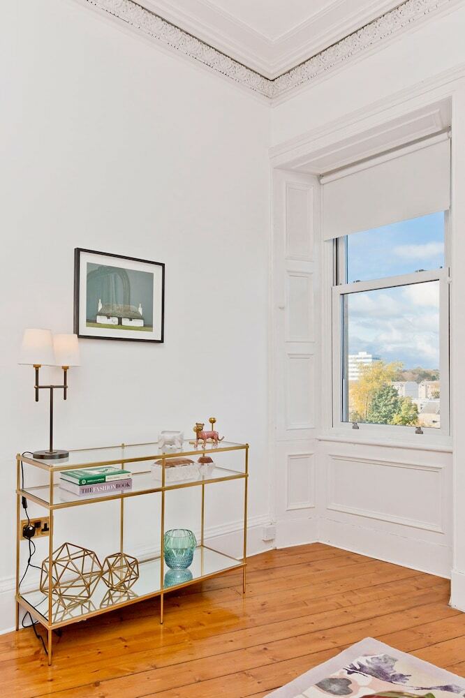 2 Bedroom Penthouse Apartment Sleeps 4