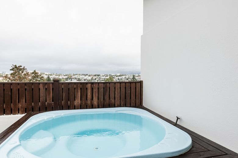 Sjf Villa With Hot Tub And Mountain View