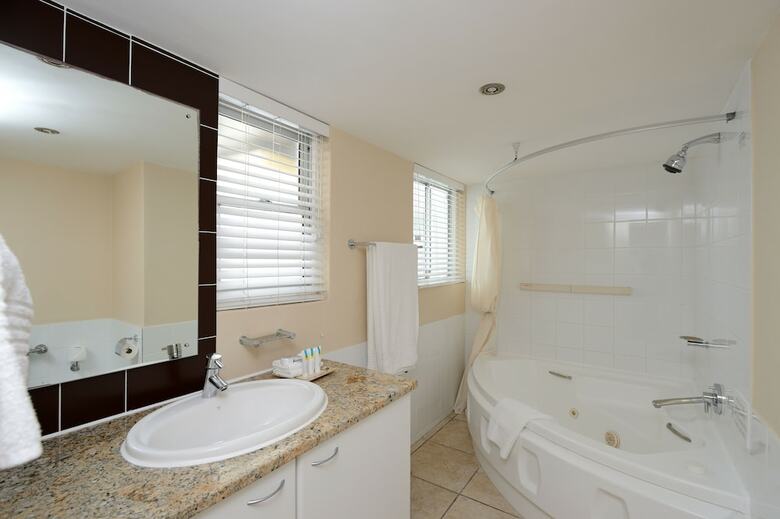 Peninsula All-suite Hotel