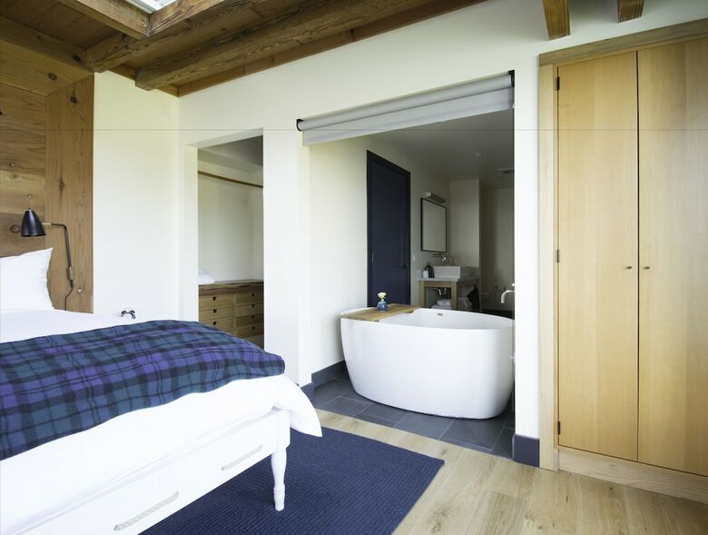 Hotel Timber Cove Resort