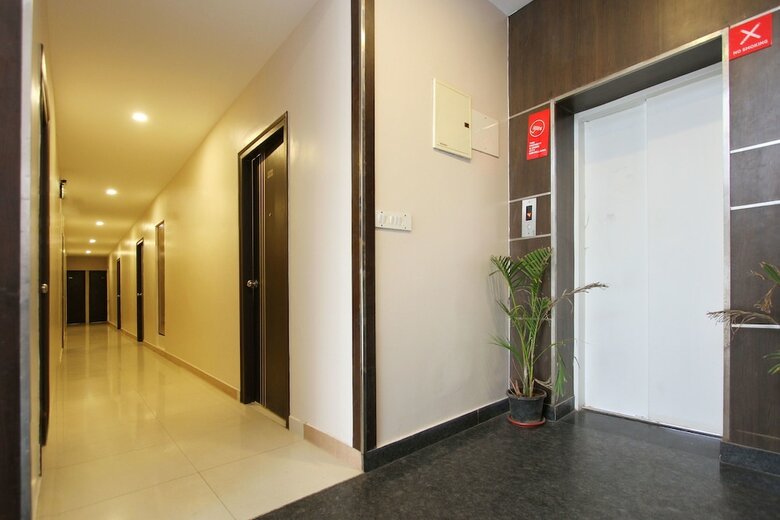 Hotel Oyo 7463 Leo Suites