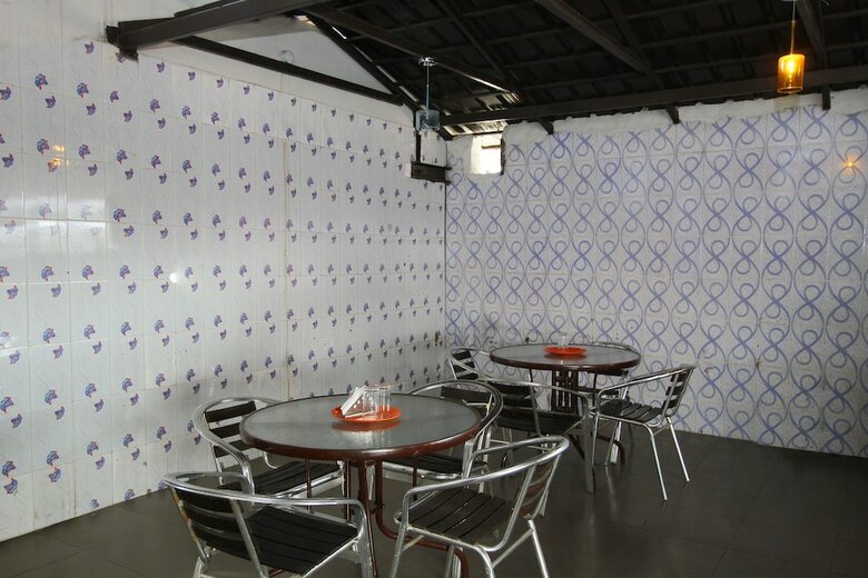 Hotel Oyo 7463 Leo Suites