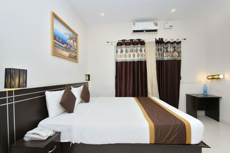 Hotel Oyo 7463 Leo Suites