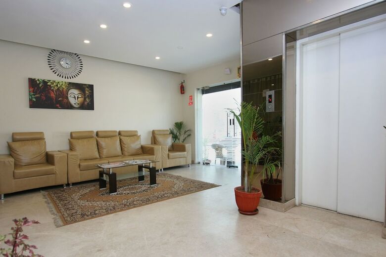 Hotel Oyo 7463 Leo Suites