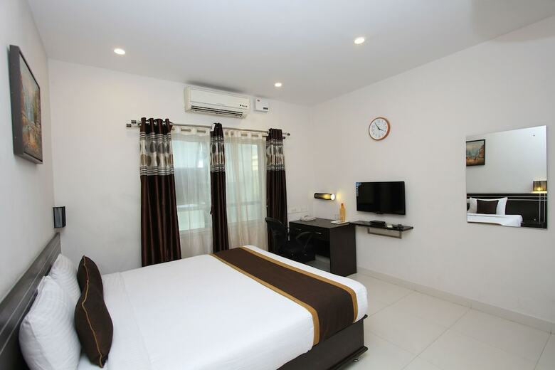 Hotel Oyo 7463 Leo Suites