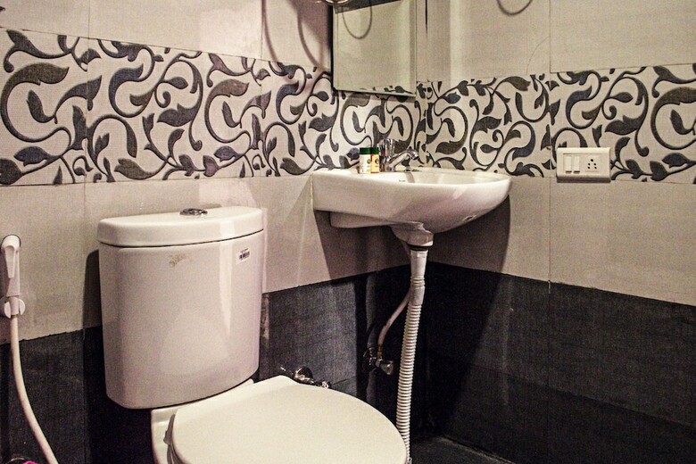 Hotel Oyo 5683 Sri Sai Suites