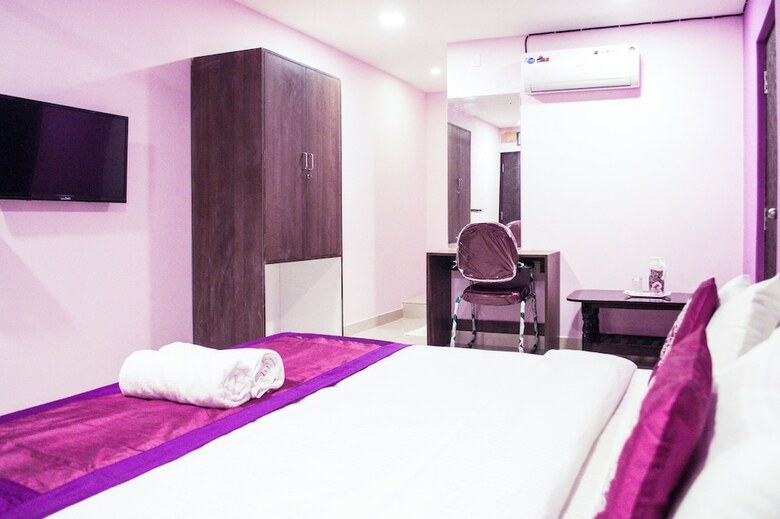 Hotel Oyo 5683 Sri Sai Suites