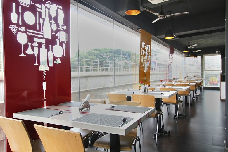 Oyo 7669 The Trinitywood Hotel