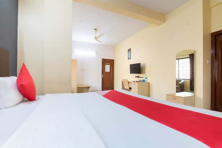 Hotel Oyo 5379 Crown White House