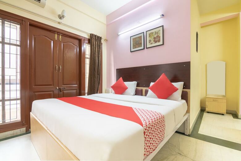 Hotel Oyo 5379 Crown White House