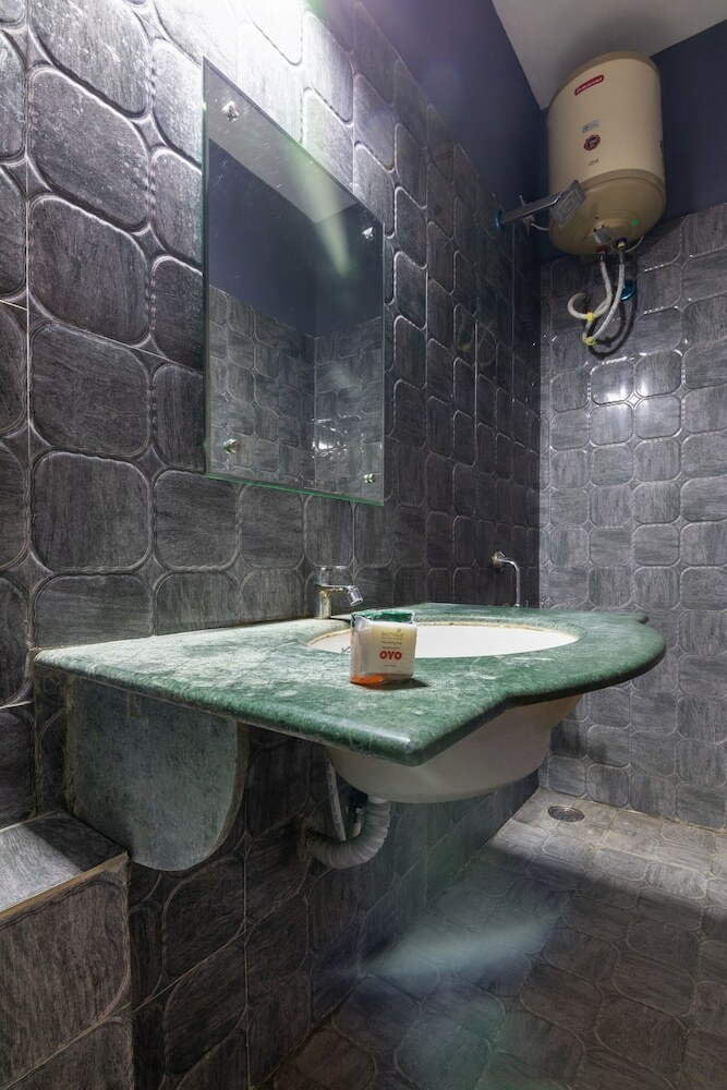 Hotel Oyo 5379 Crown White House